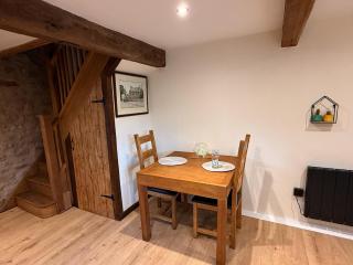 The Snug- A beautiful and characterful property connected to a historic Georgian Manor House - 8