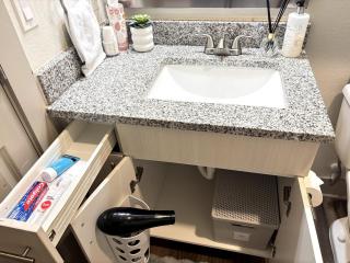 LUX Apt 2 Min to TCU Pool & Gym! - 2
