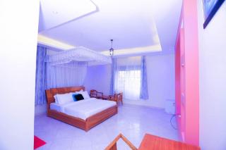 Chic and Comfy Escape in the Heart of it all - 2