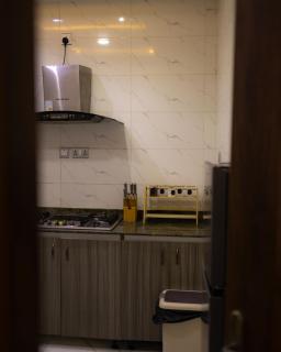 The Cedar Room, Cozy 2bed, Unlimited Wi-fi, Lekki Phase1 - 7