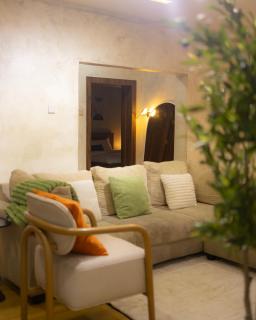 The Cedar Room, Cozy 2bed, Unlimited Wi-fi, Lekki Phase1 - 9