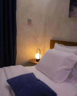 The Cedar Room, Cozy 2bed, Unlimited Wi-fi, Lekki Phase1 - 1