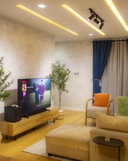 The Cedar Room, Cozy 2bed, Unlimited Wi-fi, Lekki Phase1 - 0