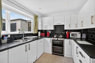 Hillsborough Home from Home, Garden and 2x Parking by StayByNumbers - 9