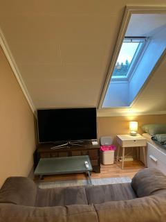 Comfortable room - Double bed - Private bathroom - Free parking - Shared kitchen - Bus stop and store 2 min walk - 9
