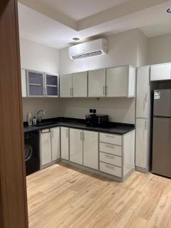 Luxury 2BR - Steps To Boulevard - 6
