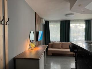 Green Accent Apartment - 5