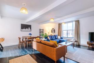 Stunning Townhouse, Games Area, Terrace, 3bedrooms, Sleeps 8, Central Location - 0