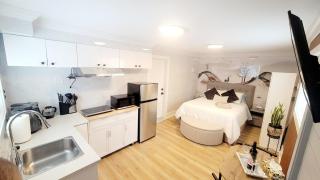 Secluded Bachelor Suite - 8