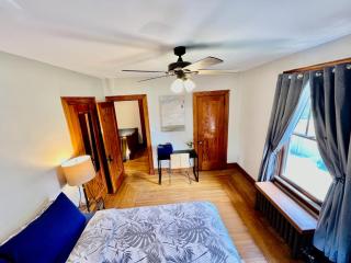 Southern Charm Private Queen Bedroom Suite 2 - 0