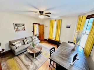 Southern Charm Private Queen Bedroom Suite 2 - 8