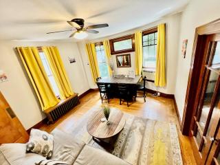 Southern Charm Private Queen Bedroom Suite 2 - 7