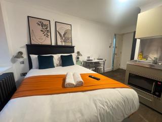 The Bayswater Bliss | Stylish & Modern Studios! - 7