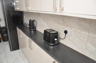 Entire Home Stay Modern 4-Bedroom, Fully Furnished Sleep upto 7 people M5 Junction 1 - 5