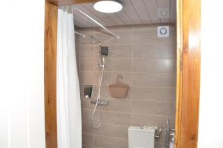 Entire Home Stay Modern 4-Bedroom, Fully Furnished Sleep upto 7 people M5 Junction 1 - 7