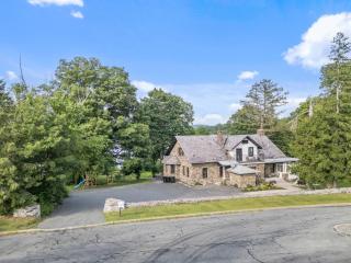 Lakeview-Sleeps 12-King Suites-AVAIL.9/19-9/21-7BR - 8
