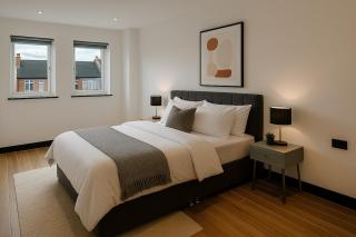 Modern 2-Bedroom Flat with Balcony in Central Location - 2