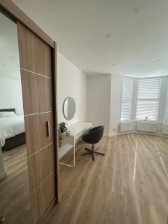 Modern 2 Bedroom Flat - Central & Stylish - 8