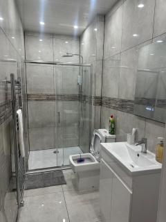 Modern 2 Bedroom Flat - Central & Stylish - 4