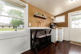 The Huddle & Hangout - 3 Bedroom House Close to ND - 5