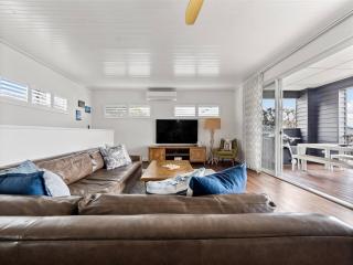 Maison Bleue - Ocean Views & Beachside Family Fun - 1