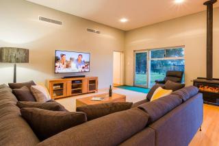 Oasis - Tranquil Getaway with Pool and Scenic Outlooks - 9