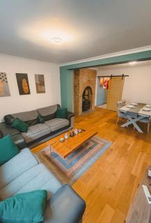 Entire luxury house Free Parking accommodations for contractors and long stays - 0