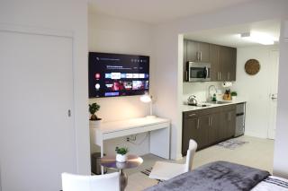 LOVELY STUDIO ON THE PROMENADE! free parking - 8