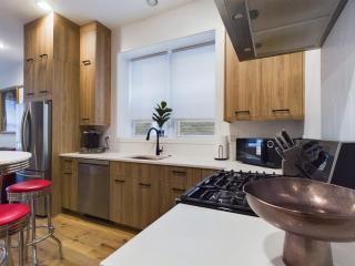 2BR with Onsite Parking and Laundry Just 4 Min to Downtown - 1