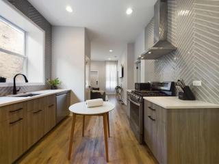 West Town 2BR with In-Unit Laundry and Onsite Parking - 8