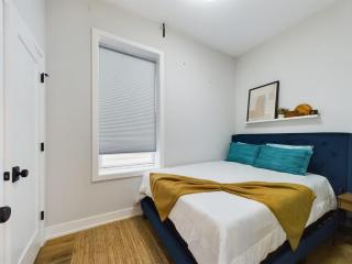 West Town 2BR with In-Unit Laundry and Onsite Parking - 2