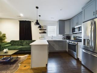 Loft with Chefs Kitchen a Balcony and Onsite Parking - 5