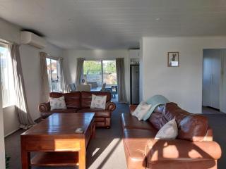 A lovely sunny and spacious home - 8