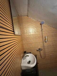 Studio moderne et chaleureux avec escalier design - 4
