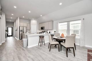 Elegant Exquisite 4Bedroom Home in Katy with High speed WiFi - 1