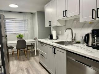 Modern 2 bedroom, 2 king beds, close to Hwy - 6