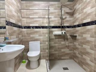 Modern Stay Near Airport & Dining - 1