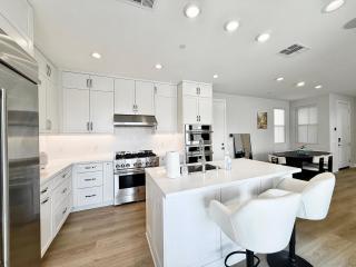 #Marbella Lane - Spacious 4BR Modern Family Home! - 4