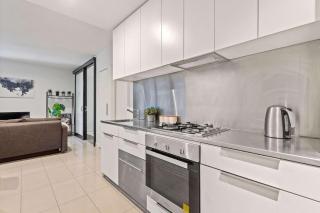 Modern 2BR City Retreat Prime Melbourne CBD - 8