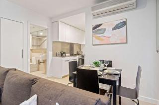 Modern 2BR City Retreat Prime Melbourne CBD - 6