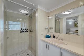 Villa Venezia Apt 3 - Spacious Hervey Bay beachfront apartment - 3