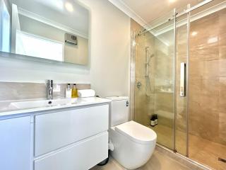 Lakeside Garden - Guest Room - 4