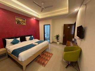 The Indian Hotel 186 Near Medanta Hospital - 0