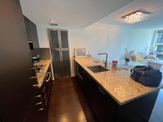 Modern 3BR Condo near BC Place and Rogers Arena - 0