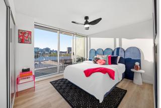 Stylish and Central 2BR Apt with Balcony and 2 Car Space - 7