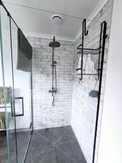 Modern 1-Bedroom Apartment Retreat - 1