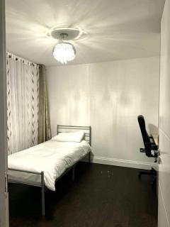 Modern 4-Bedroom Home Near Station, Shops&Schools - 8