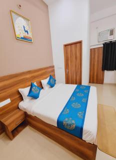 Hotel Vrindavan - The Premium Krishivaa - Near Prem Mandir - Chaar Dhaam - - 5