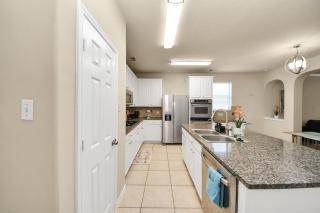 Stylish 6BR Retreat, Pool and Lake Trail, Sleeps 14 - 6
