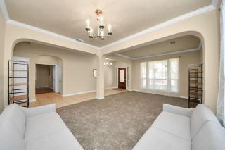 Stylish 6BR Retreat, Pool and Lake Trail, Sleeps 14 - 9
